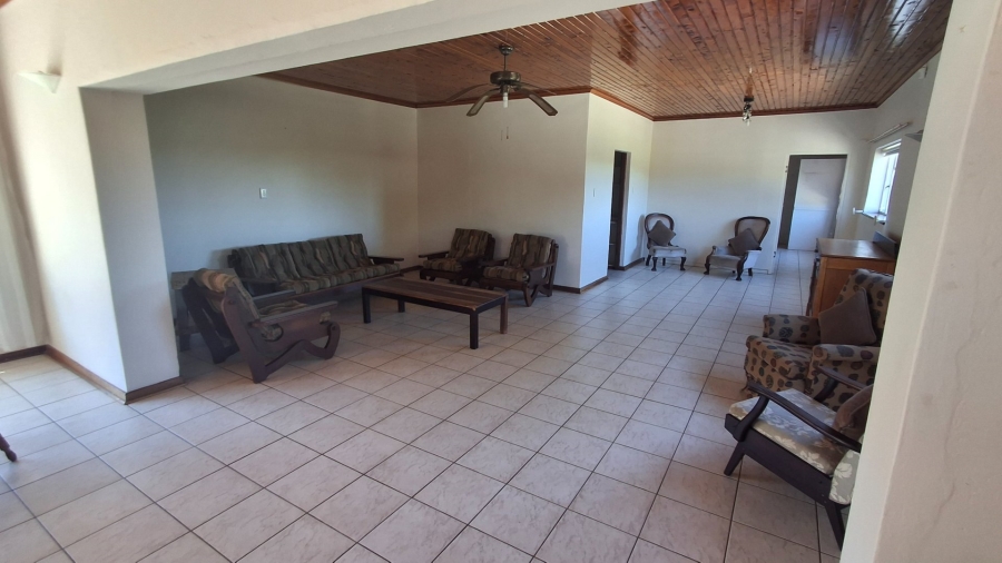 To Let 5 Bedroom Property for Rent in Humansdorp Eastern Cape